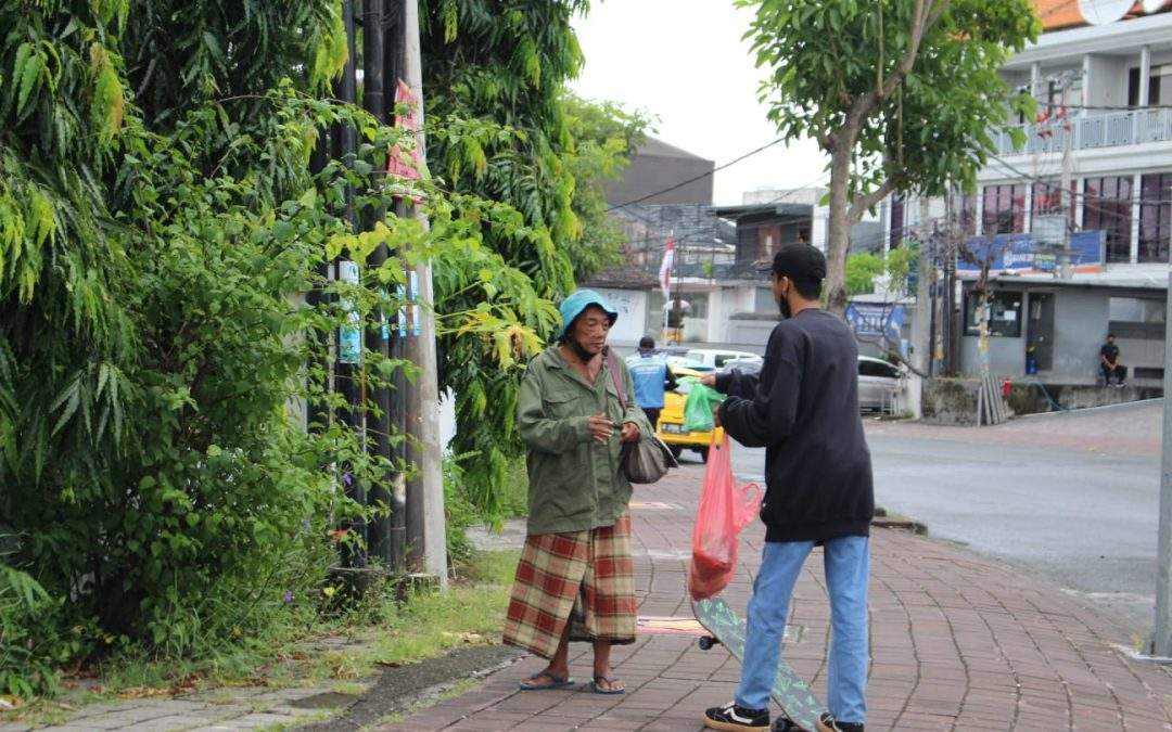Dompet Dhuafa Bali Bagikan Paket Makanan Untuk Pejuang Nafkah, Bersama  Majelis Gaul Bali  Dalam Aksi Humanity Skate